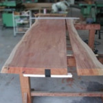 ①﨔一枚板で玄関框、手摺を取ります